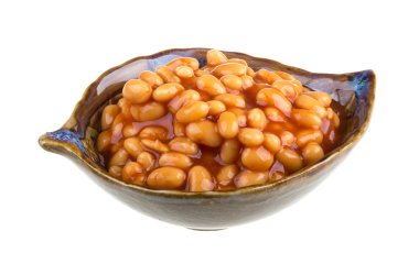 Kuru fasulye domates soslu bir tabakta arpacık ile marine edilmiş