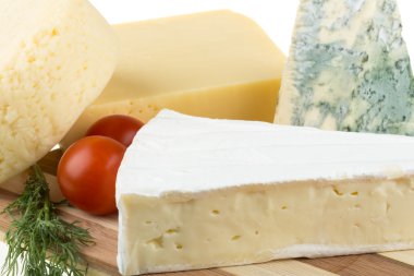 çeşitli peynir: ementaler, gouda, Danimarkalı mavi peynir ve