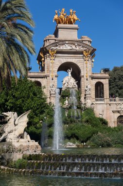 Barcelona ciudadela park lake çeşme altın quadriga ile bir