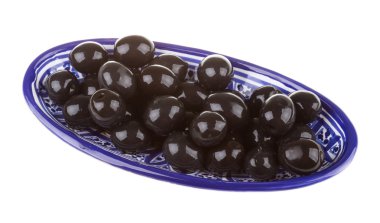 Siyah Zeytin zeytinyağı bir whit izole bir kase ile sulanır.