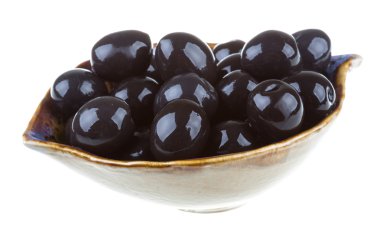 Siyah Zeytin zeytinyağı bir whit izole bir kase ile sulanır.