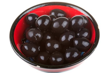 Siyah Zeytin zeytinyağı bir whit izole bir kase ile sulanır.