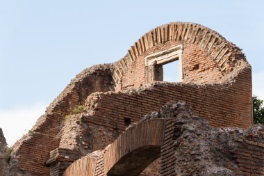 Bina kalıntıları ve antik sütunlar, Roma, İtalya