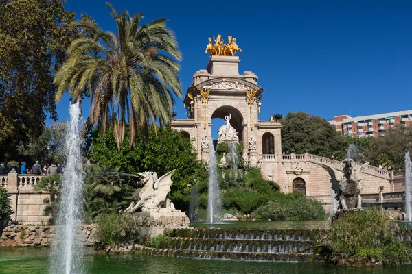 Barcelona ciudadela park jezioro fontanna z kwadrygi złoty z — Zdjęcie stockowe