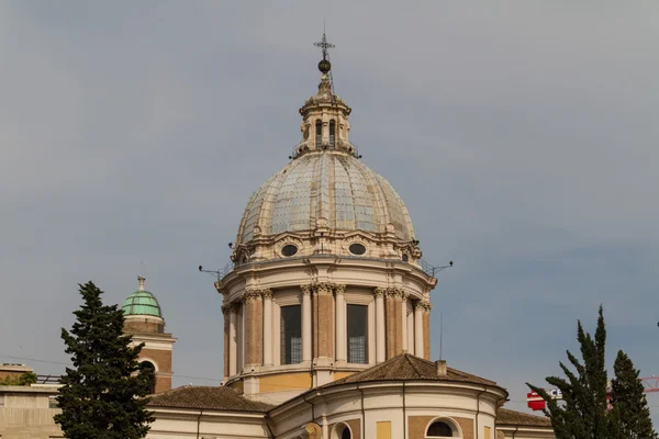 Stor kyrka i centrala Rom, Italien. — Stockfoto