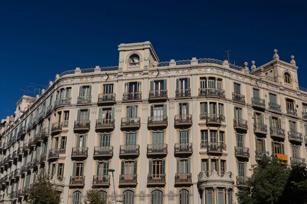 Facciate di edifici di grande interesse architettonico nella città di Barcellona - Spagna — Foto Stock