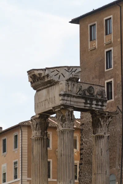 Ruiny budynku i starożytnych kolumn w Rzym, Włochy — Zdjęcie stockowe