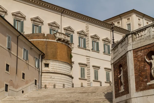 Rom, das Consulta-Gebäude am Quirinale-Platz. — Stockfoto