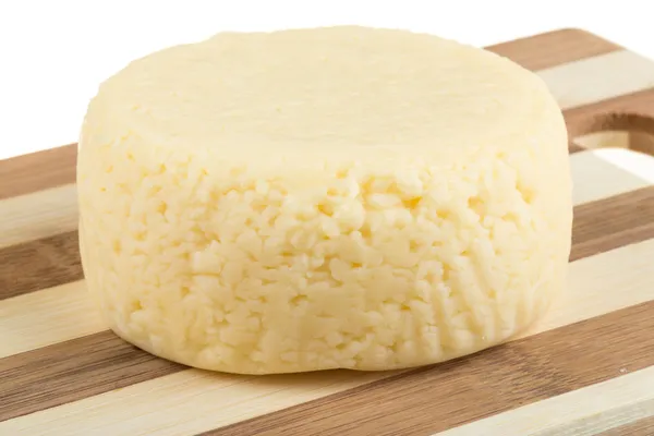 Käse isoliert auf weißem Hintergrund — Stockfoto