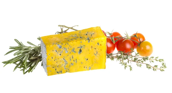Fatia de queijo Roquefort com tomate e ervas — Fotografia de Stock