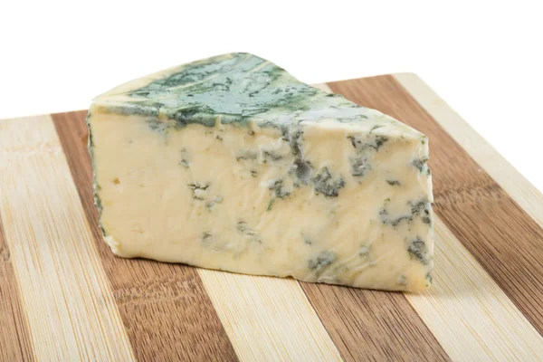 Cunha de queijo azul macio, isolado em branco — Fotografia de Stock