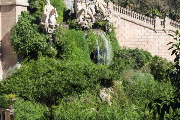 Barcelona ciudadela park jezioro fontanna z kwadrygi złoty z — Zdjęcie stockowe