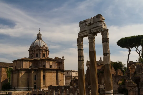 Edificio de ruinas y antiguas columnas en Roma, Italia — Foto de Stock