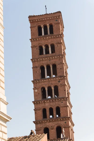 रोम, इटली में बेसिलिका देई सैंटी जियोवानी ई पाओलो के बेल टॉवर — स्टॉक फ़ोटो, इमेज