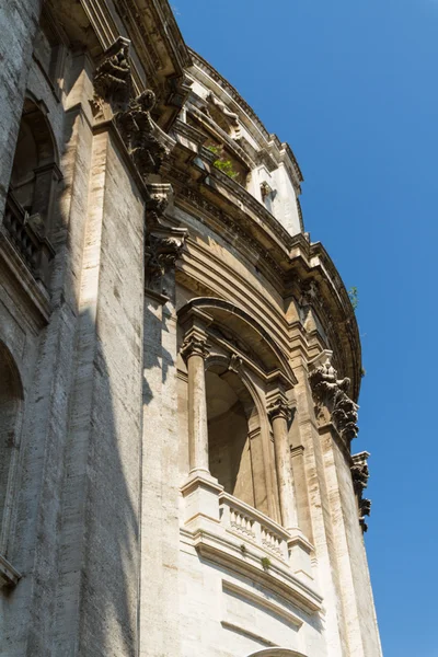 Μεγάλη εκκλησία στο κέντρο της Ρώμης, Ιταλία. — Φωτογραφία Αρχείου