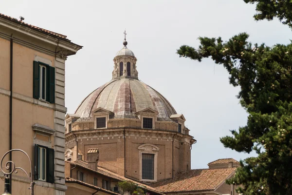 Stor kyrka i centrala Rom, Italien. — Stockfoto