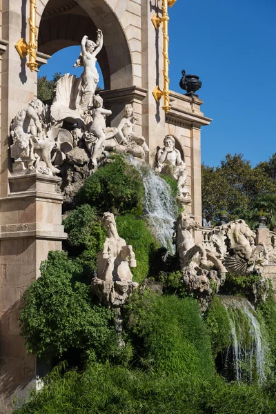 Barcelona ciudadela parque lago fonte com quadriga dourada de A — Fotografia de Stock