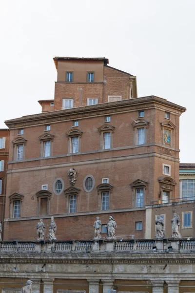 Edificios en el Vaticano, la Santa Sede en Roma, Italia. Parte de la Basílica de San Pedro — Foto de Stock