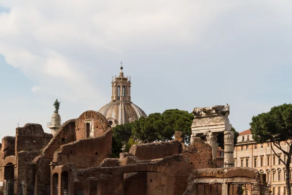 Building ruins and ancient columns in Rome, Italy — Stock Photo, Image