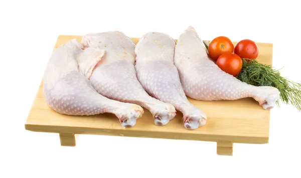 Friss nyers csirke szárnyak vágódeszka, roma paradicsom — Stock Fotó