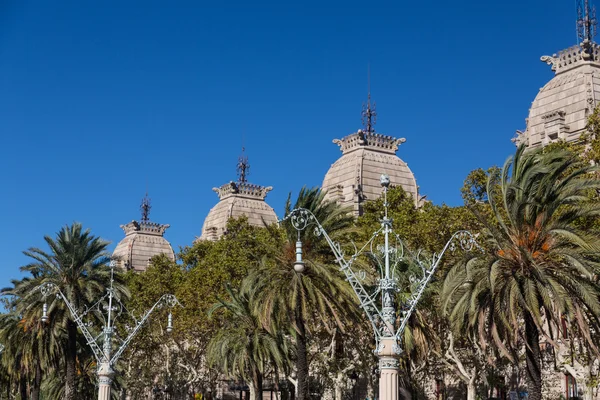 Facciate di edifici di grande interesse architettonico nella città di Barcellona - Spagna — Foto Stock