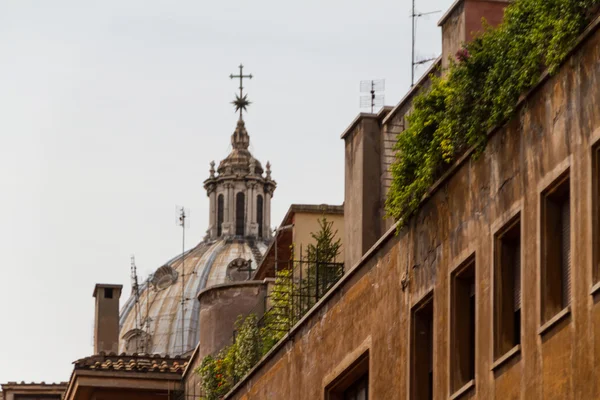 Roma, Itália. Detalhes arquitetônicos típicos da cidade velha — Fotografia de Stock