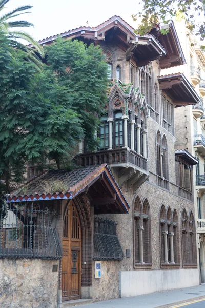 Façades de bâtiments d'un grand intérêt architectural dans la ville de Barcelone - Espagne — Photo
