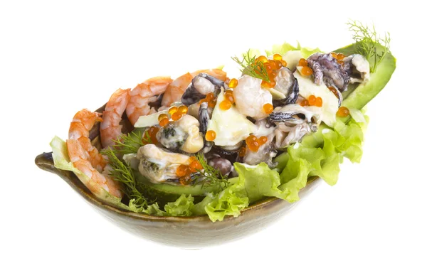 Seafood sallad med röd kaviar i avokado — Stockfoto