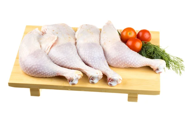 Verse rauwe kippenvleugels op hakken bord met roma tomaten — Stockfoto