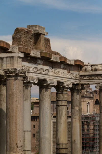 Building ruins and ancient columns in Rome, Italy — Stock Photo, Image
