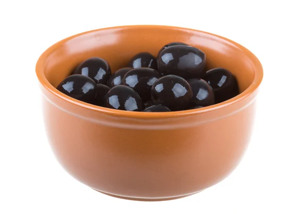 Azeitonas pretas regadas com azeite em uma tigela isolada em um whit — Fotografia de Stock