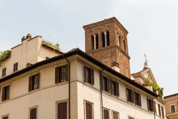 Roma, Itália. Detalhes arquitetônicos típicos da cidade velha — Fotografia de Stock