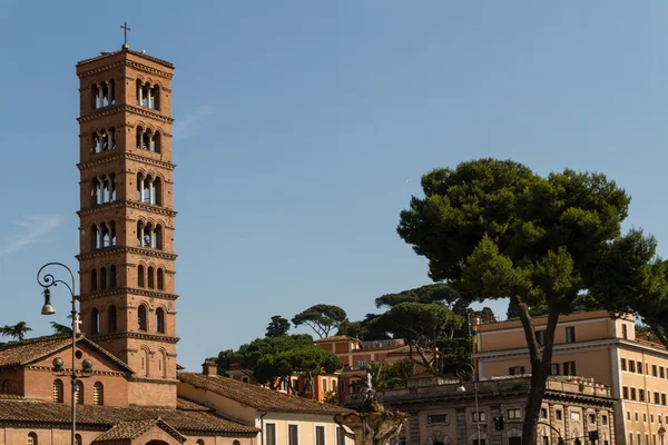 Torre sineira da Basílica dei Santi Giovanni e Paolo em Roma, Itália — Fotografia de Stock