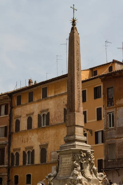 Roma, Itália. Detalhes arquitetônicos típicos da cidade velha — Fotografia de Stock