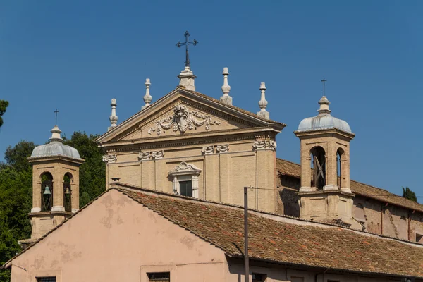 Stor kyrka i centrala Rom, Italien. — Stockfoto