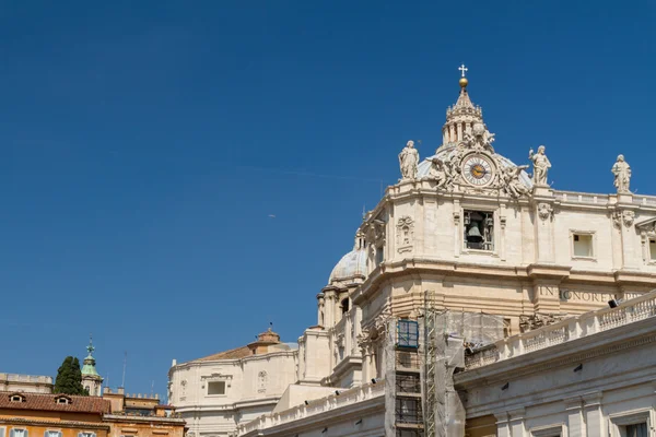 Bâtiments au Vatican, le Saint-Siège à Rome, Italie. Partie de la basilique Saint-Pierre . — Photo