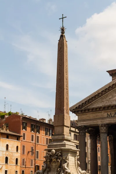 Roma, Itália. Detalhes arquitetônicos típicos da cidade velha — Fotografia de Stock