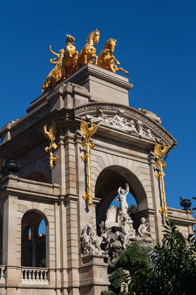 オーロラの黄金の quadriga とバルセロナ シウダデラ公園湖噴水 — ストック写真