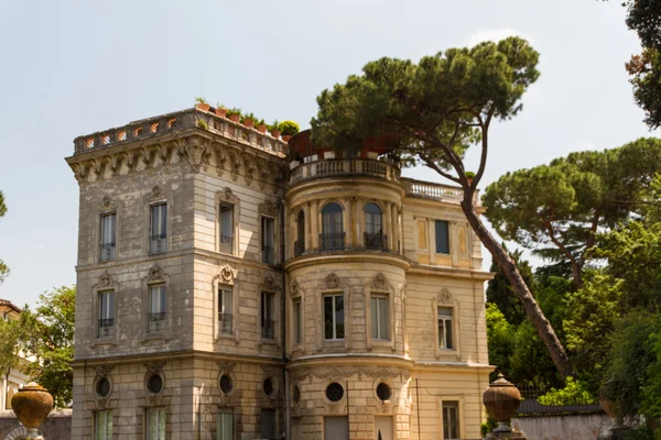 Roma, Itália. Detalhes arquitetônicos típicos da cidade velha — Fotografia de Stock