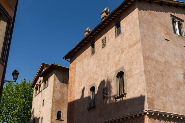 Roma, Itália. Detalhes arquitetônicos típicos da cidade velha — Fotografia de Stock