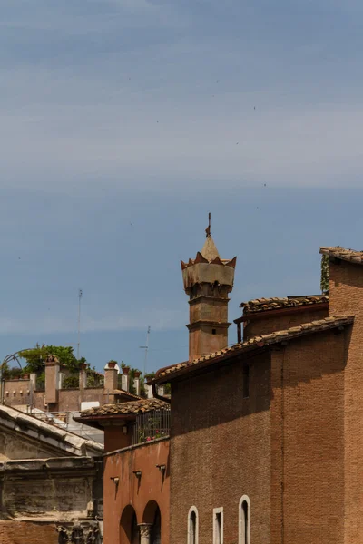 Roma, Itália. Detalhes arquitetônicos típicos da cidade velha — Fotografia de Stock