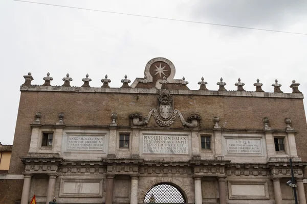 Roma, Italia. Porta del Popolo famosa puerta de la ciudad . —  Fotos de Stock