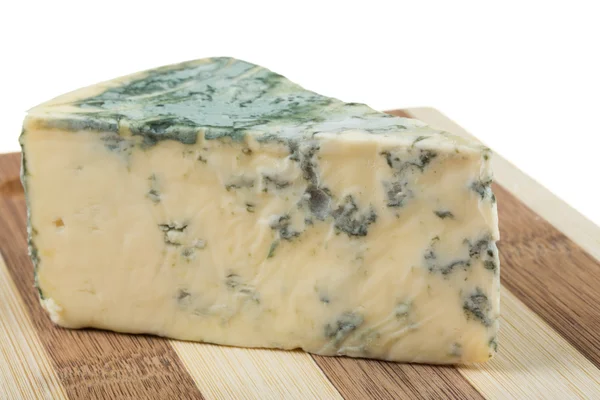 Клин мягкого голубого сыра, изолированный на белом — стоковое фото