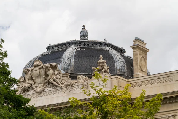 Palazzo storico a Parigi Francia — Foto Stock