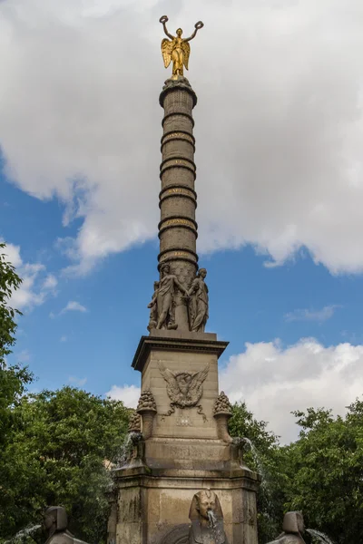 Tarihi bina Paris'te Fransa — Stok fotoğraf