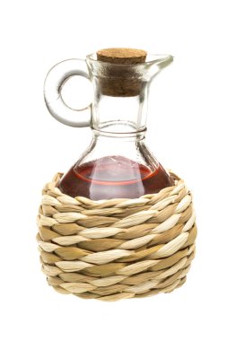küçük sürahi ile üzerine beyaz izole kırmızı şarap sirkesi
