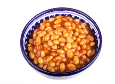 Kuru fasulye domates soslu bir tabakta arpacık ile marine edilmiş