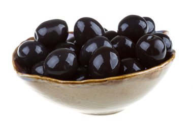 Siyah Zeytin zeytinyağı bir whit izole bir kase ile sulanır.