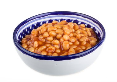 Kuru fasulye domates soslu bir tabakta arpacık ile marine edilmiş