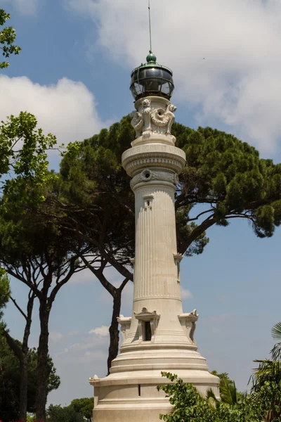 Pequeno farol entre as árvores em Roma, Itália — Fotografia de Stock